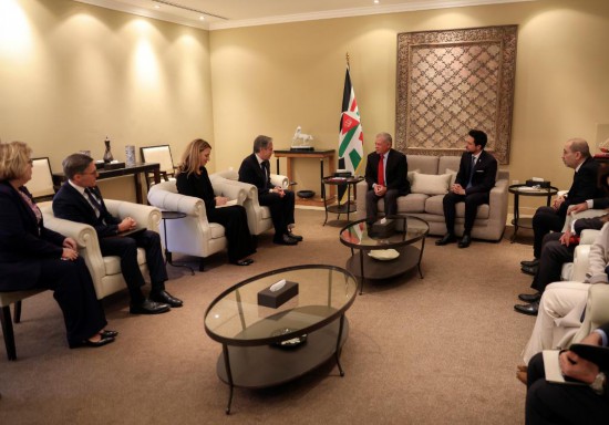 1月7日，約旦國王阿卜杜拉二世（中右）在安曼會見到訪的美國國務(wù)卿布林肯（中左）。新華社發(fā)（約旦王宮供圖）