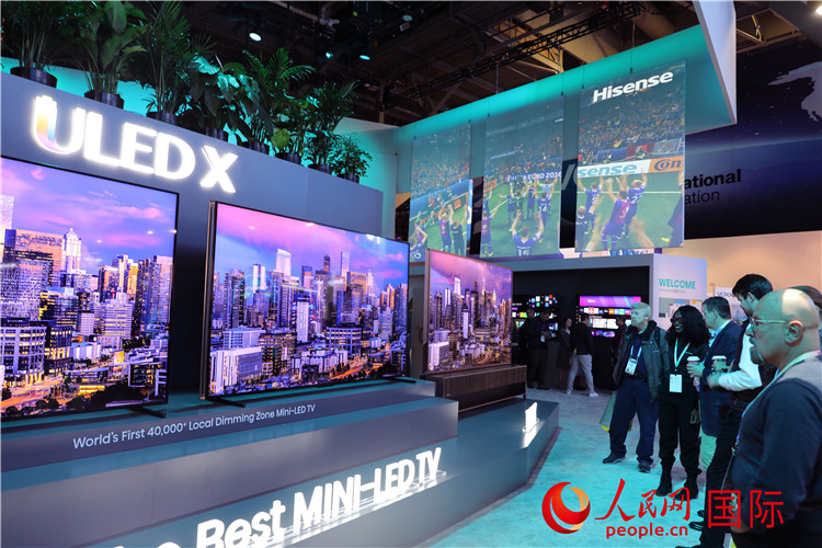 在2024年美國消費(fèi)電子展上，人們駐足觀看中國企業(yè)海信推出的ULED X系列電視110UX，該產(chǎn)品獲得“2024年美國消費(fèi)電子展創(chuàng)新獎(jiǎng)”。人民網(wǎng)記者 李志偉攝