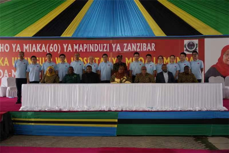 坦桑尼亞政要與中國醫(yī)療隊合影。中國（江蘇）第33期援桑給巴爾醫(yī)療隊供圖