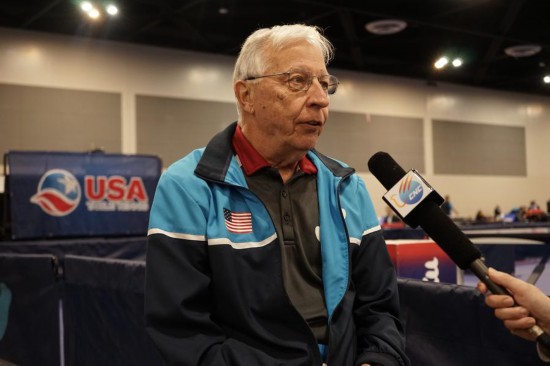 2023年12月16日，中美“乒乓外交”親歷者戴爾·斯威里斯在2023年美國乒乓球公開賽老年組比賽間隙接受新華社記者專訪。