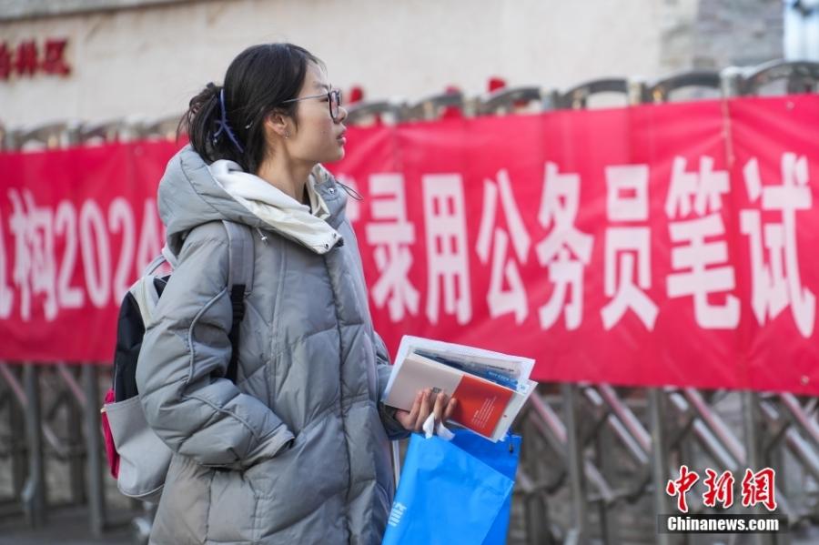 2023年11月26日，山西省太原市，考生步入考場。當(dāng)日，中央機(jī)關(guān)及其直屬機(jī)構(gòu)2024年度考試錄用公務(wù)員公共科目筆試舉行。<a target='_blank' href='/'><p  align=