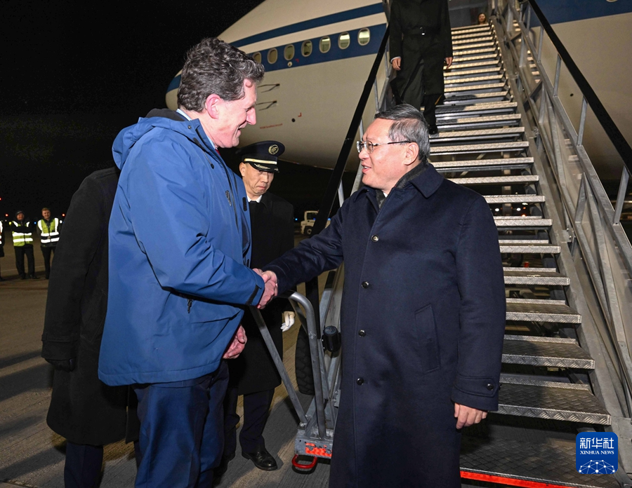 當(dāng)?shù)貢r間1月16日晚，應(yīng)愛爾蘭總理瓦拉德卡邀請，國務(wù)院總理李強乘包機抵達都柏林國際機場，開始對愛爾蘭進行正式訪問。愛爾蘭環(huán)境、氣候與通訊部長兼交通部長瑞安等到機場迎接。新華社記者 饒愛民 攝