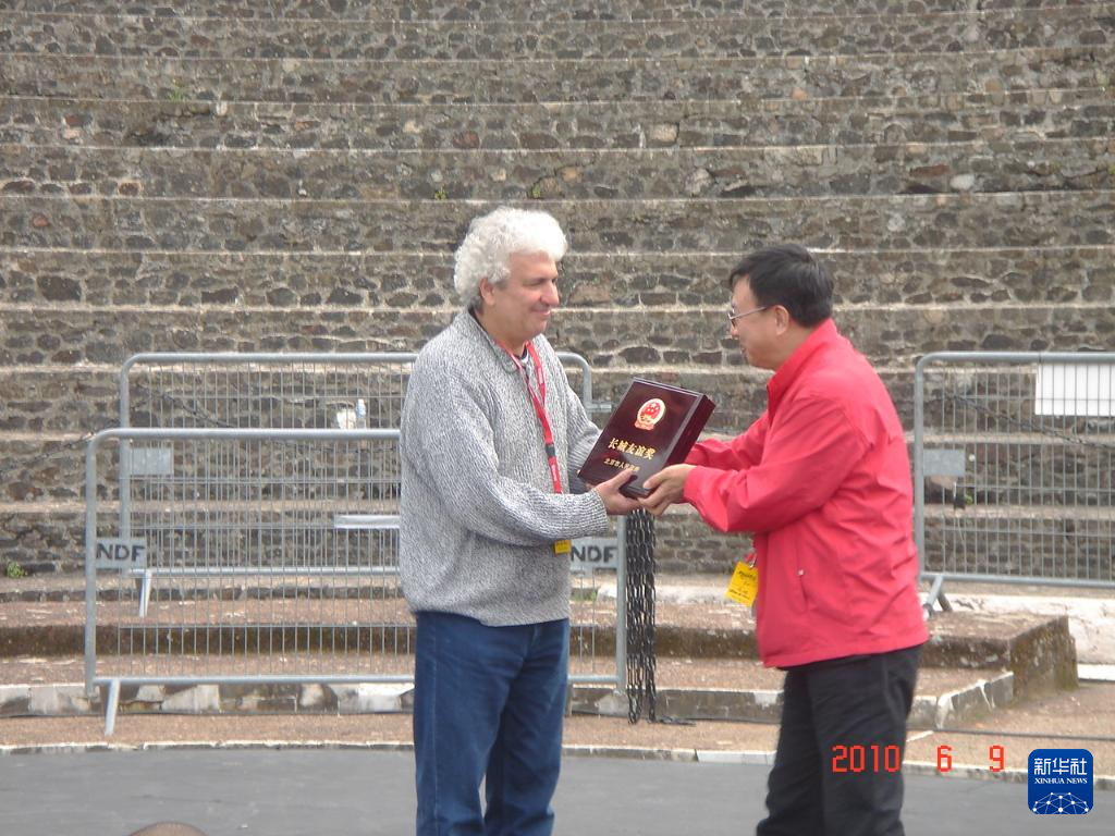 這是2010年帕特里克·索米耶（圖左）獲頒北京市人民政府授予的“長(zhǎng)城友誼獎(jiǎng)”時(shí)的資料照片。新華社發(fā)（受訪對(duì)象供圖）