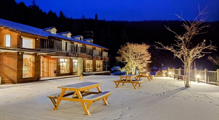 位在宜蘭縣內(nèi)的太平山森林游樂區(qū)23日凌晨開始下雪，園區(qū)翠峰山屋前一片雪白。圖片來源：臺(tái)灣“中央社”。