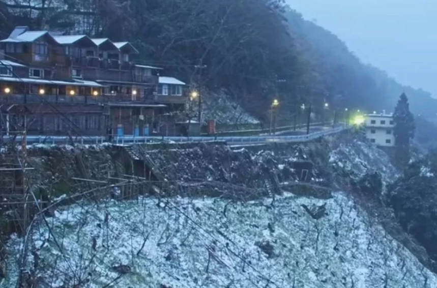 桃園市觀光旅游局22日新啟用的“上巴陵實(shí)時(shí)影像”的鏡頭下，現(xiàn)場(chǎng)呈現(xiàn)雪景。圖片來源：桃園市觀光旅游局。