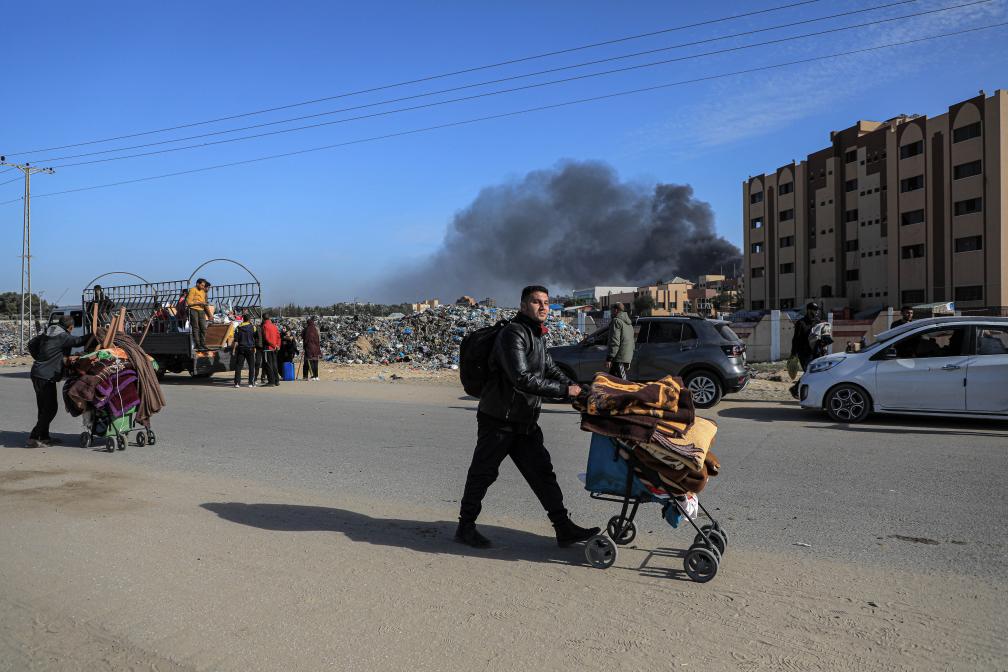 1月22日，在加沙地帶南部城市汗尤尼斯，人們逃離家園。新華社發(fā)（里澤克·阿卜杜勒賈瓦德攝）