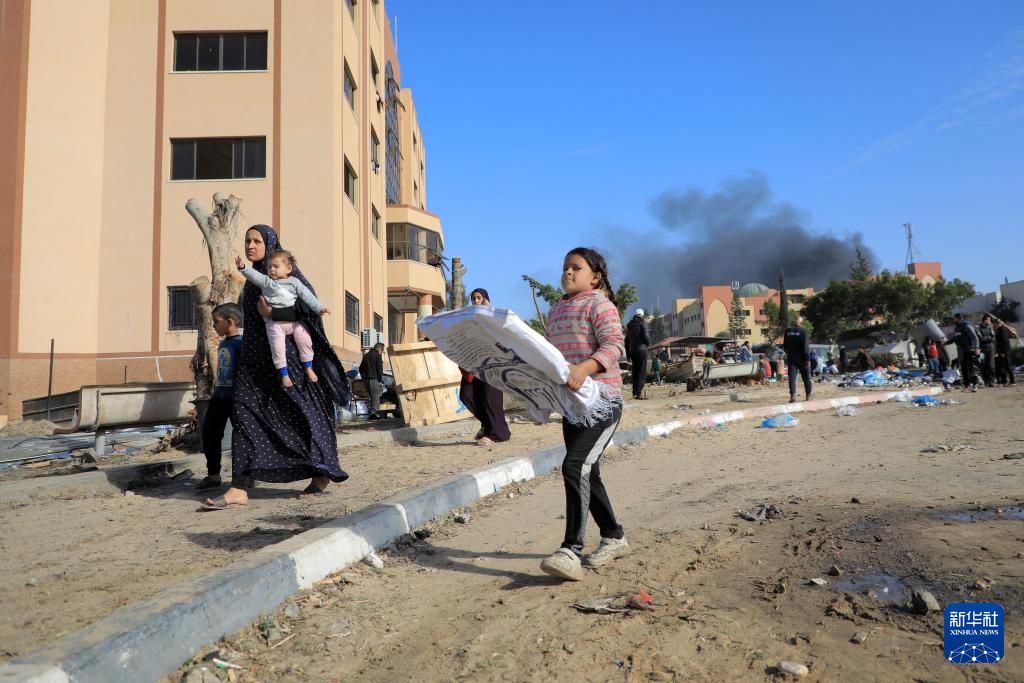 1月22日，加沙地帶南部城市汗尤尼斯遭到以軍攻擊后升起濃煙。新華社發(fā)（里澤克·阿卜杜勒賈瓦德攝）