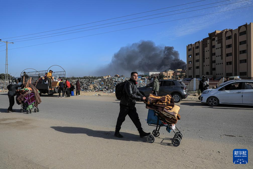 1月22日，在加沙地帶南部城市汗尤尼斯，人們逃離家園。新華社發(fā)（里澤克·阿卜杜勒賈瓦德攝）
