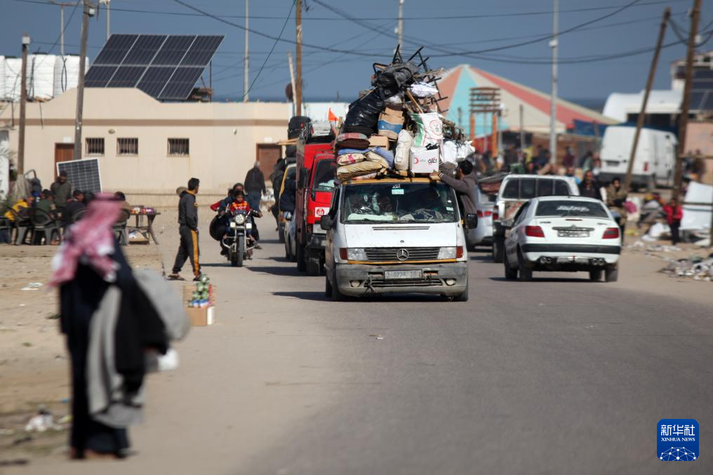 1月22日，在加沙地帶南部城市汗尤尼斯，人們逃離家園。新華社發(fā)（里澤克·阿卜杜勒賈瓦德攝）