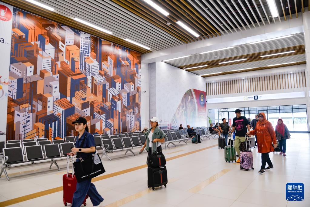 1月24日，在印度尼西亞雅加達哈利姆站，乘客在候車大廳內(nèi)行走。新華社記者 徐欽 攝