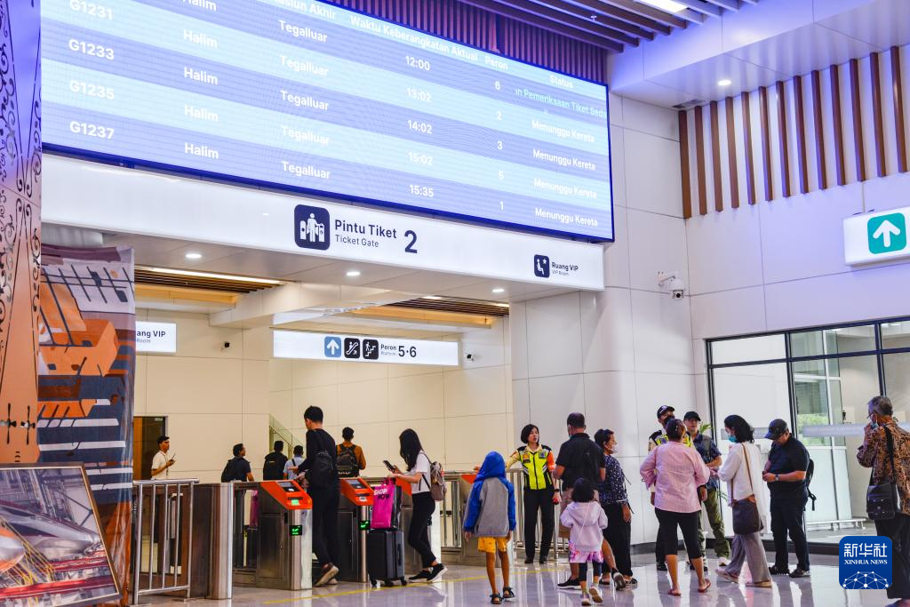 1月24日，在印度尼西亞雅加達哈利姆站候車大廳，乘客刷票前往站臺。新華社記者 徐欽 攝