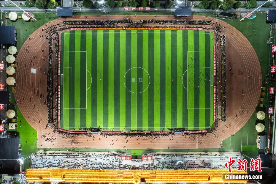 圖為1月18日晚，航拍2024年貴州“村超”預(yù)選賽現(xiàn)場(chǎng)。(資料圖)唐哲 攝
