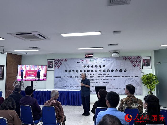 韓高路為與會(huì)嘉賓放映中印尼元首為雅萬高鐵正式開通運(yùn)營揭幕的場(chǎng)景。人民網(wǎng)記者 曹師韻攝