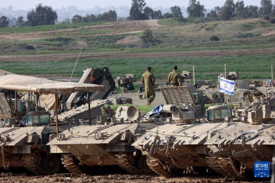 這是1月24日拍攝的加沙邊境以色列一側(cè)的以軍部隊。新華社發(fā)（吉爾·科恩·馬根攝）