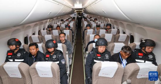 1月30日，白所成、白應(yīng)蒼、魏懷仁、劉正祥、劉正茂、徐老發(fā)等10名緬北重大犯罪嫌疑人在被押解回國的飛機(jī)上。新華社記者 殷剛 攝