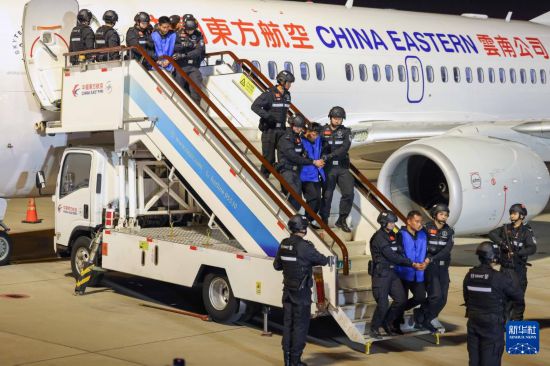 1月30日，在云南昆明長水機(jī)場，白所成、白應(yīng)蒼、魏懷仁、劉正祥、劉正茂、徐老發(fā)等10名緬北重大犯罪嫌疑人被我公安機(jī)關(guān)成功押解回國。新華社記者 殷剛 攝