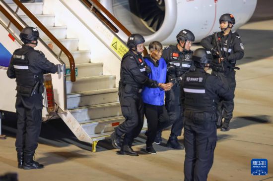 1月30日，在云南昆明長水機(jī)場，緬北重大犯罪嫌疑人白所成被我公安機(jī)關(guān)成功押解回國。新華社記者 殷剛 攝