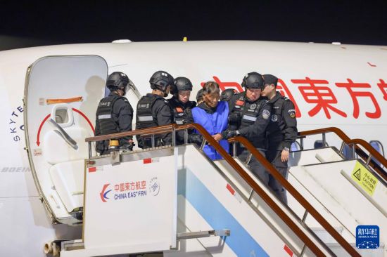 1月30日，在云南昆明長水機(jī)場，緬北重大犯罪嫌疑人白所成被我公安機(jī)關(guān)成功押解回國。新華社記者 殷剛 攝