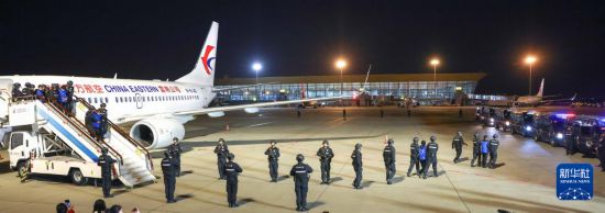 1月30日，在云南昆明長水機(jī)場，白所成、白應(yīng)蒼、魏懷仁、劉正祥、劉正茂、徐老發(fā)等10名緬北重大犯罪嫌疑人被我公安機(jī)關(guān)成功押解回國。新華社記者 殷剛 攝