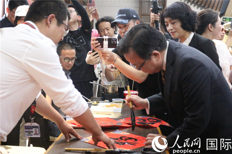 中國駐菲律賓大使黃溪連出席活動(dòng)并與留菲學(xué)子共迎新春。人民網(wǎng)記者樊帆 攝