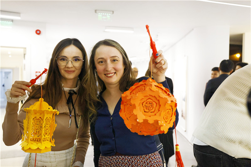 羅馬尼亞觀眾對泉州花燈愛不釋手。 布加勒斯特中國文化中心供圖