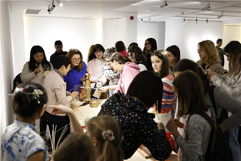 羅馬尼亞觀眾體驗安溪竹藤編技藝。 布加勒斯特中國文化中心供圖