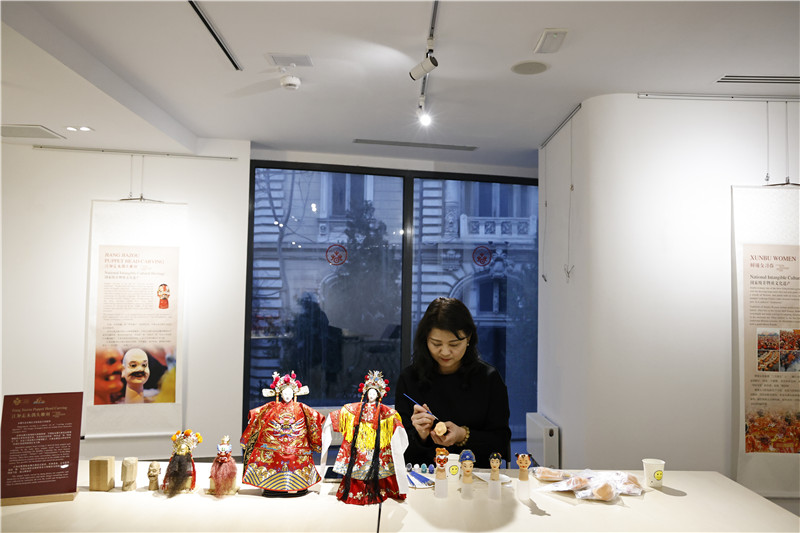 中國泉州的非遺大師制作江加走木偶頭雕刻。 布加勒斯特中國文化中心供圖_副本