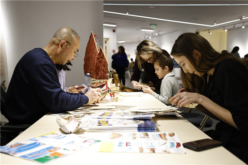 中國泉州非遺大師現(xiàn)場指導(dǎo)制作水密隔艙福船制造技藝。 布加勒斯特中國文化中心供圖