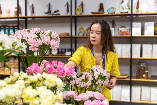 2023年7月1日，在位于湖南省長(zhǎng)沙市的湖南高橋大市場(chǎng)，中非經(jīng)貿(mào)博覽會(huì)常設(shè)展館展區(qū)肯尼亞館工作人員在整理產(chǎn)自非洲的鮮花。新華社記者 陳思汗 攝