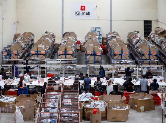 2023年11月11日，在肯尼亞姆洛隆戈，Kilimall員工在倉庫內(nèi)工作。新華社記者 李亞輝 攝