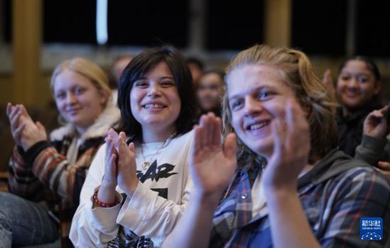 1月30日，在美國華盛頓州塔科馬市林肯中學，將于3月啟程赴華交流的林肯中學12年級學生蒙特塞拉特·羅梅羅-羅查（中）參加美國中學生赴華交流歡送儀式。新華社記者 吳曉凌 攝