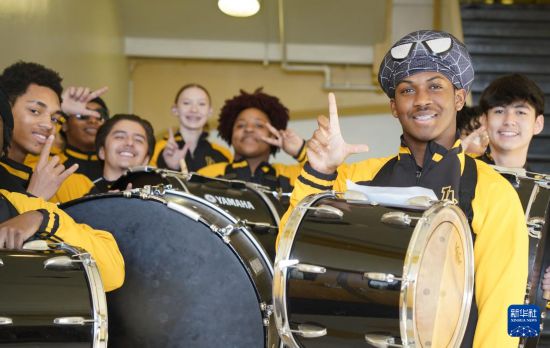 1月30日，在美國華盛頓州塔科馬市林肯中學，學校鼓樂隊準備在美國中學生赴華交流歡送儀式上表演。新華社記者 吳曉凌 攝