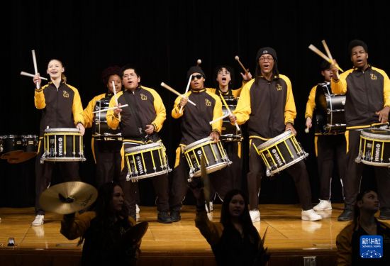 1月30日，在美國華盛頓州塔科馬市林肯中學，學校鼓樂隊在美國中學生赴華交流歡送儀式上表演。新華社記者 吳曉凌 攝