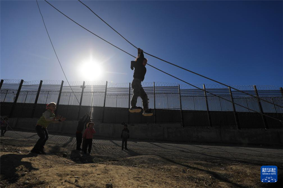 1月31日，在加沙地帶南部城市拉法同埃及邊境地區(qū)，巴勒斯坦兒童在玩耍。新華社發(fā)（亞西爾·庫迪攝）