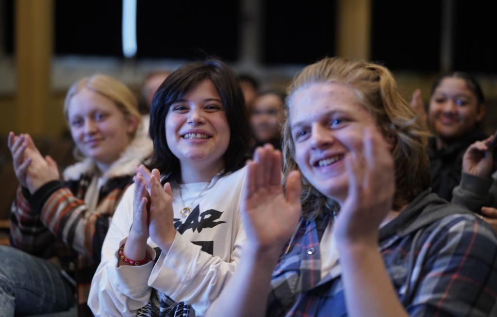 1月30日，在美國華盛頓州塔科馬市林肯中學，將于3月啟程赴華交流的林肯中學12年級學生蒙特塞拉特·羅梅羅-羅查（中）參加美國中學生赴華交流歡送儀式。新華社記者 吳曉凌 攝