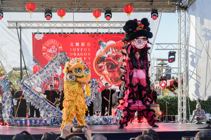 中國駐希臘大使館大使肖軍正與希方嘉賓為舞龍點睛。     希臘小朋友進行舞龍舞獅表演?！吨邢r報》供圖