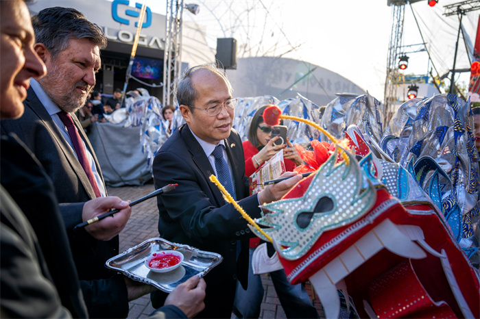 中國駐希臘大使館大使肖軍正與希方嘉賓為舞龍點睛?！吨邢r報》供圖