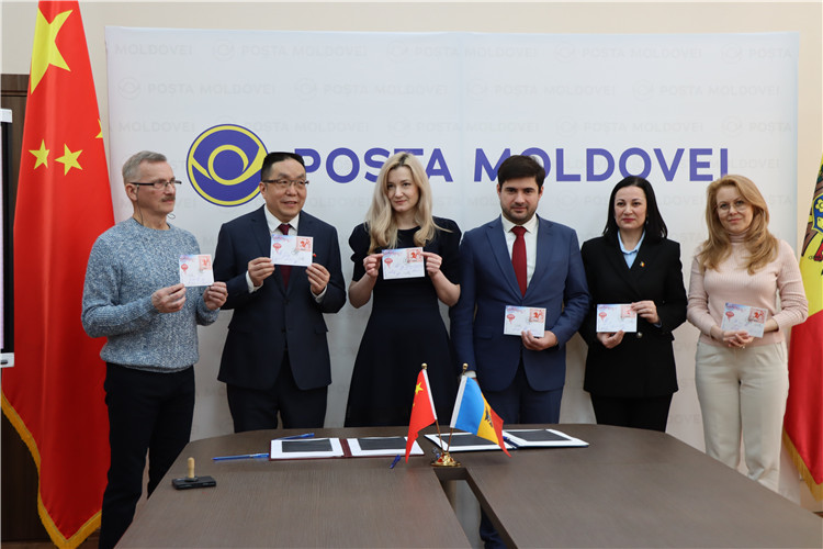 摩爾多瓦首發(fā)龍年生肖郵票。中國駐摩爾多瓦大使館供圖