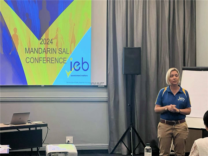 羅賓·莫瓦特女士對(duì)2023年“南非漢語高考”情況進(jìn)行數(shù)據(jù)分析總結(jié)。（圖片來源：南非中國(guó)文化和國(guó)際教育交流中心孔子課堂）