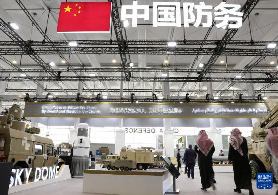 2月5日，在沙特阿拉伯利雅得，人們?cè)谥袊?guó)展區(qū)參觀。新華社記者 王東震 攝