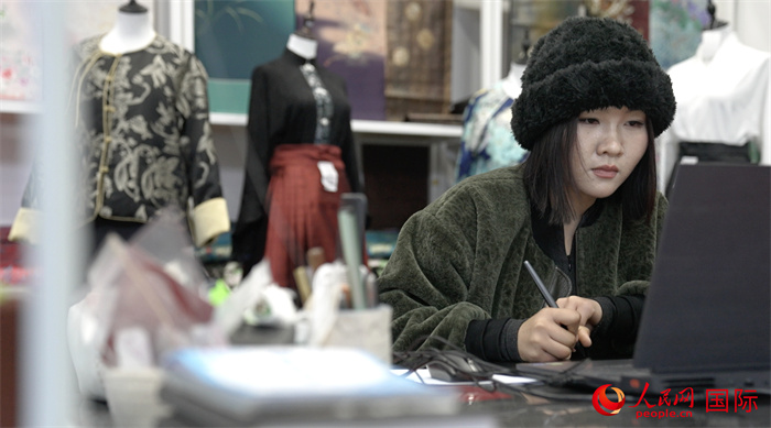 1月23日，在山東省菏澤市曹縣有愛(ài)云倉(cāng)直播基地，張子晨正在設(shè)計(jì)漢服。 人民網(wǎng)記者 袁蒙攝