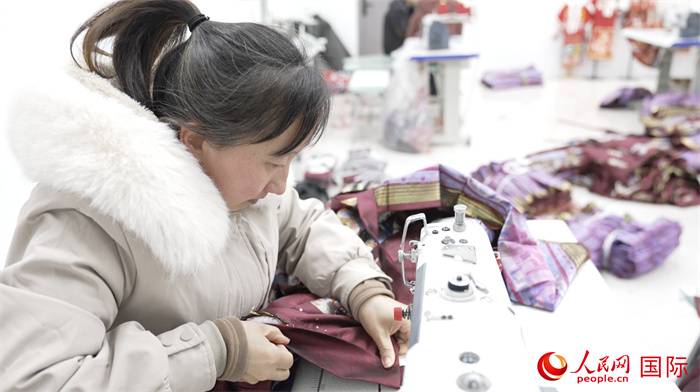 1月24日，在山東省菏澤市曹縣大集鎮(zhèn)云牧服飾有限公司，高燕正在縫制馬面裙。 人民網(wǎng)記者 袁蒙攝