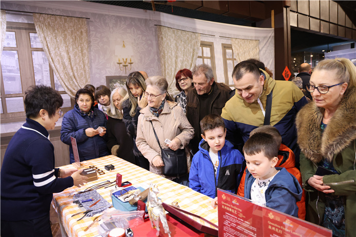 2024年“歡樂春節(jié)”《閩南風(fēng)情》文藝演出和泉州非物質(zhì)文化遺產(chǎn)展演2月6日在塞爾維亞斯梅代雷沃文化中心舉行。圖為當(dāng)?shù)孛癖婓w驗中國非遺手工藝。 貝爾格萊德中國文化中心供圖