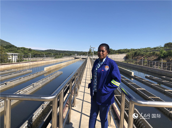 總經(jīng)理琳達在向記者介紹情況。人民網(wǎng)記者 黃培昭攝.