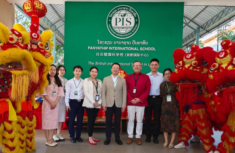 駐老撾使館臨時代辦王暢與白云碧國際學(xué)校校方、參會志愿者教師合影?；顒又鬓k方供圖