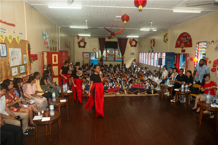 中華學(xué)校學(xué)生表演扇子舞。