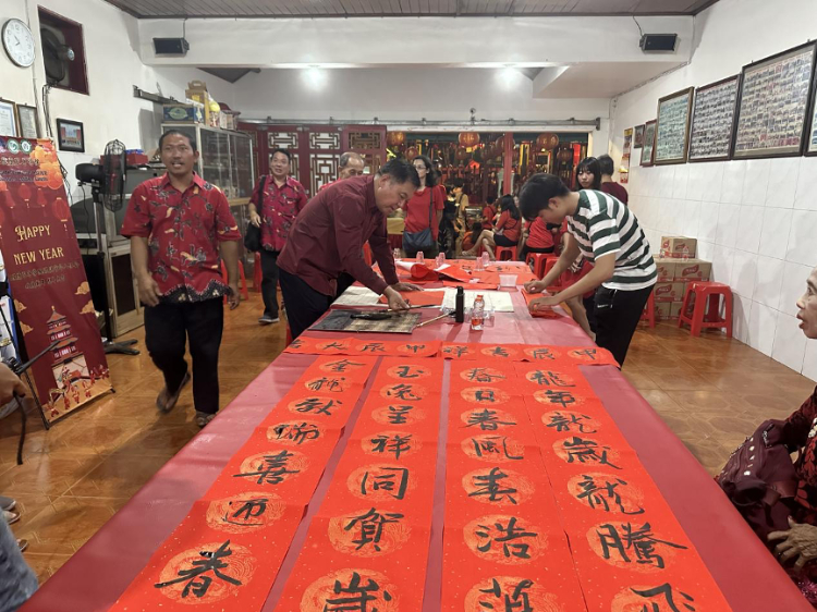 茍皓東為華人朋友現(xiàn)場寫春聯(lián)送福字。巴陵康孔子學(xué)院供圖