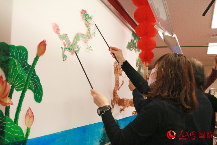 皮影戲表演。人民網(wǎng) 許可攝