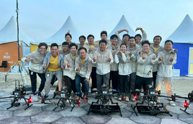 飛鷹隊部分隊員在賽后合影。北京理工大學(xué)供圖
