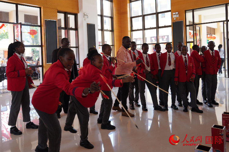 師生在體驗投壺游戲。人民網(wǎng)記者 黃煒鑫攝